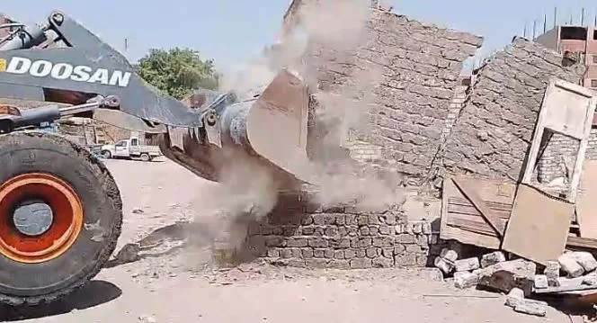 محافظ الجيزة يوجه بتكثيف الحملات البيئية وحي الطالبية يغلق ويُزيل مخازن خردة مخالفة 6 - جريدة الجمهورية 5 27 - جريدة الجمهورية
