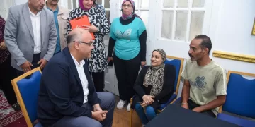 محافظ الإسكندرية يستجيب لمطلب سيدة من ذوي الهمم بتوفير كرسي كهربائي للذهاب والاستمتاع بالكورنيش