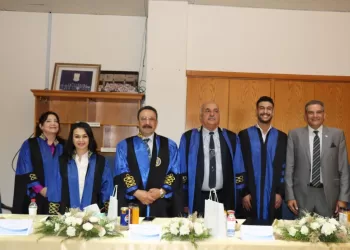 رئيس جامعة الإسكندرية يشارك في مناقشة دراسة حول تقنية الليزر المائي في جراحات الأسنان