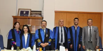 رئيس جامعة الإسكندرية يشارك في مناقشة دراسة حول تقنية الليزر المائي في جراحات الأسنان