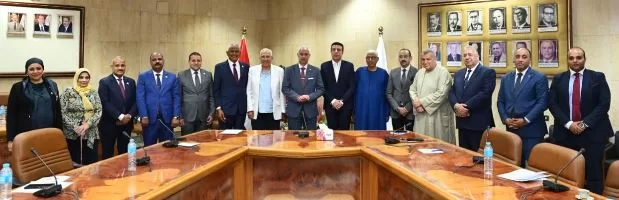 جامعة أسيوط تبحث تعزيز التعاون مع أعضاء مجلسي النواب والشيوخ لتطوير المنظومتين التعليمية والطبية 4 - جريدة الجمهورية 6 37 - جريدة الجمهورية