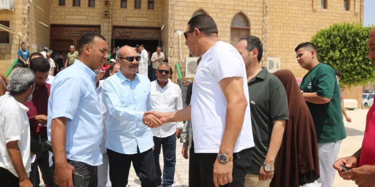 محافظ السويس يؤدي صلاة الجمعة وسط أهالي حي فيصل ويتابع مطالبهم الخدمية