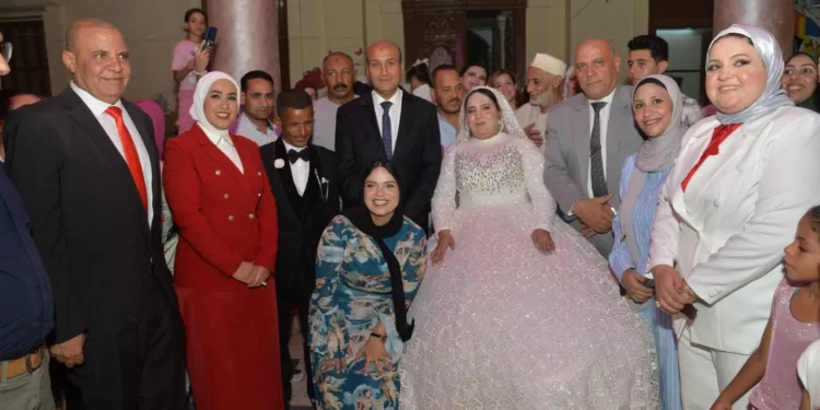 محافظ أسيوط يشهد عقد قران إحدى فتيات دار الصفا ويؤكد: الدولة تولي اهتمامًا بالغًا برعاية الفئات الأولى بالرعاية