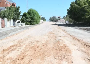 محافظ البحيرة تتفقد رصف طرق ومحطة تحلية مياه قرية الحمراء