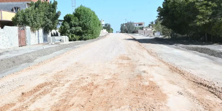 محافظ البحيرة تتفقد رصف طرق ومحطة تحلية مياه قرية الحمراء 1 - جريدة الجمهورية محافظ البحيرة تتفقد رصف طرق ومحطة تحلية مياه قرية الحمراء