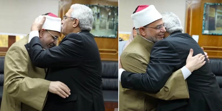 قبل استلام رئاسة جامعة الأزهر.. صديق يُقَبِّل عمامة داود