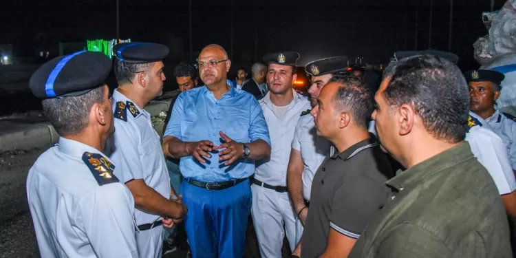 بعد رفع 130 طن مخلفات ونواتج فرز القمامة من الطريق الدولى.. محافظ الإسكندرية يشكل لجنة للتحقيق ومحاسبة المقصرين