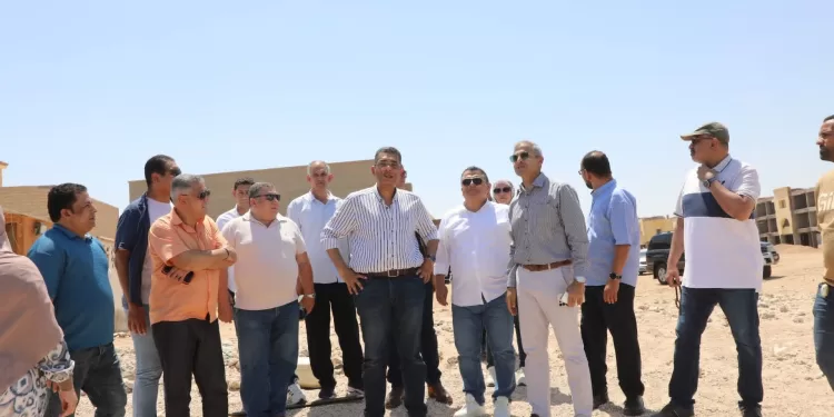 تمهيدًا لدراسة إنشاء محطة تحلية جديدة بالغردقة.. محافظ البحر الأحمر يتفقد محطة الكهرباء الغازية والمأخذ البحري