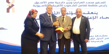 عطية عيسوي يحصد تكريمًا دوليًا تقديرًا لمسيرته في تغطية الشؤون الأفريقية