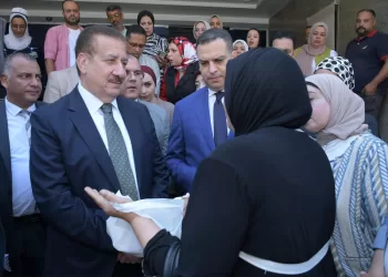 تقديرًا لجهودهم.. محافظ بورسعيد يكافئ أطقم تمريض «الغسيل الكلوي» بـ 50 ألف جنيه