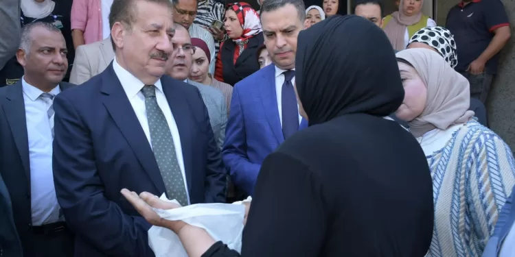 تقديرًا لجهودهم.. محافظ بورسعيد يكافئ أطقم تمريض «الغسيل الكلوي» بـ 50 ألف جنيه