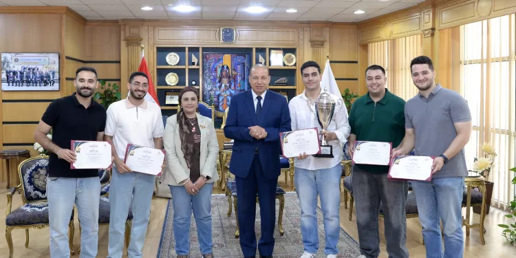 تكريم فريق Enactus لتصدره الجامعات المصرية والتأهل للمسابقة العالمية في البرازيل