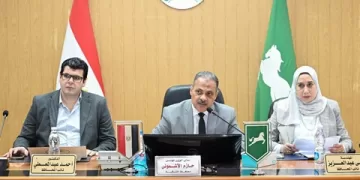 محافظ الشرقية يوجه بتوفير فرص عمل وإعانات مالية وعلاج مجاني للأسر الأولى بالرعاية