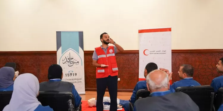 تدريب العاملين بمسجد الإمام الحسين على الإسعافات الأولية ودعم الحياة الأساسي
