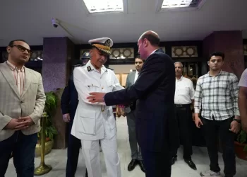 محافظ أسيوط يستقبل مساعد الوزير لوسط الصعيد ومدير الأمن والقيادات ويؤكد: تكامل الأجهزة دعامة رئيسية لتحقيق التنمية