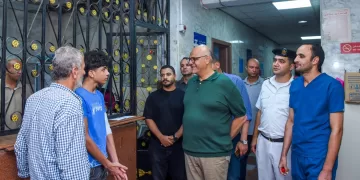 في الثانية بعد منتصف الليل.. محافظ الإسكندرية يفاجئ مستشفى رأس التين العام ويتابع تواجد الأطقم الطبية واستجابتها للمرضى