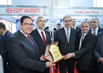 رئيس جامعة القاهرة وعفيفي يتفقدان جناح الجامعة بمعرض «أخبار اليوم» للتعليم العالي