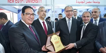 رئيس جامعة القاهرة وعفيفي يتفقدان جناح الجامعة بمعرض «أخبار اليوم» للتعليم العالي
