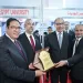 رئيس جامعة القاهرة وعفيفي يتفقدان جناح الجامعة بمعرض «أخبار اليوم» للتعليم العالي