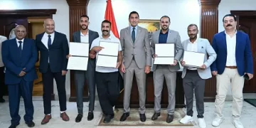 تقديرًا لسرعة الاستجابة.. «جوهر نبيل» يُكرم منقذي حمام سباحة مركز الجزيرة