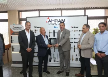 وزير العمل في العاشر من رمضان: مصر حريصة على دعم الصناعة وتهيئة بيئة استثمارية جاذبة