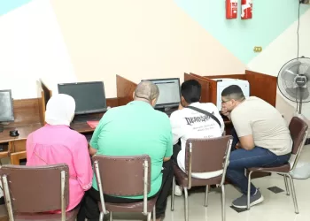 استمرار توافد الطلاب على مكتب التنسيق الإلكتروني بجامعة الزقازيق