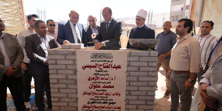 محافظ أسيوط يضع حجر أساس مجمع خدمي خيري جديد بمساكن درنكة