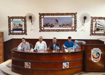 نائب محافظ البحيرة يُسلّم عقود تقنين أراضي «وضع اليد».. ويُتابع إنشاء 9 محطات مياه بالمحافظة