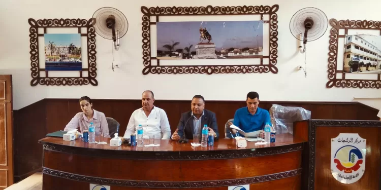 نائب محافظ البحيرة يُسلّم عقود تقنين أراضي «وضع اليد».. ويُتابع إنشاء 9 محطات مياه بالمحافظة
