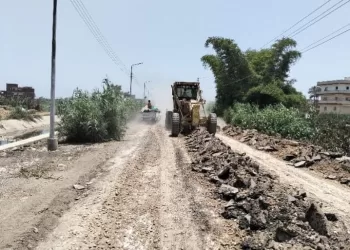 بدء رصف الطريق الدائري بشبراخيت وتطوير جسر ترعة فرهاش بكوم حمادة