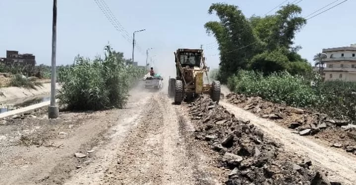 بدء رصف الطريق الدائري بشبراخيت وتطوير جسر ترعة فرهاش بكوم حمادة