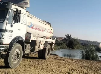 التحفظ على سيارة تلقي مخلفات سائلة ذات رائحة نفاذة ببحيرة مريوط