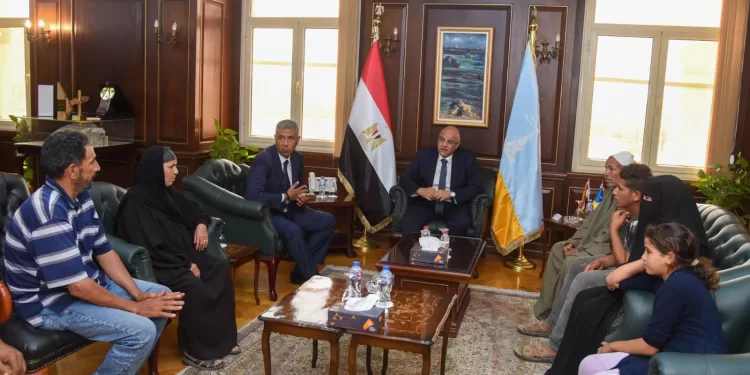 محافظ الإسكندرية يكرم أسرة عامل نظافة توفي أثناء تأدية عمله