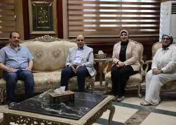 نائب وزير الصحة يكافئ فرقًا متميزة بالمنيا ويوجه بمحاسبة المقصرين