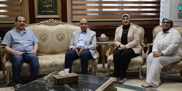 نائب وزير الصحة يكافئ فرقًا متميزة بالمنيا ويوجه بمحاسبة المقصرين