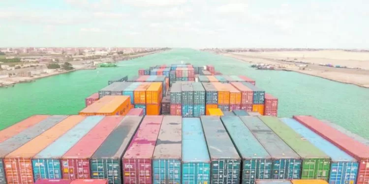 قناة السويس.. منصة للتجارة والصناعة والاستثمار 1 - جريدة الجمهورية «اللاب توب» للعمل أون لاين.. والبحر مكافأة التخرج