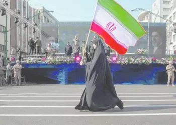 «اللاب توب» للعمل أون لاين..  والبحر مكافأة التخرج