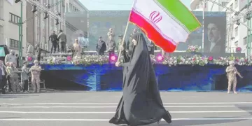 «اللاب توب» للعمل أون لاين..  والبحر مكافأة التخرج