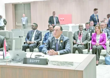 «اللاب توب» للعمل أون لاين..  والبحر مكافأة التخرج