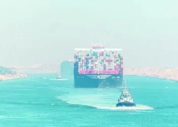 «اللاب توب» للعمل أون لاين..  والبحر مكافأة التخرج