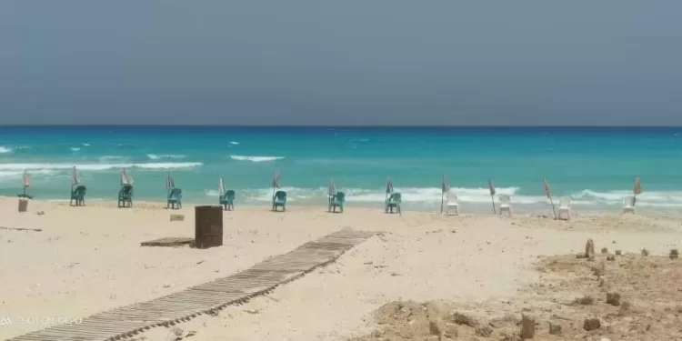 لليوم الثالث.. مرسى مطروح تغلق جميع شواطئ المدينة لخطورة البحر وارتفاع الموج لأربعة أمتار