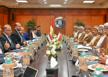 وزير الاستثمار يبحث مع رئيس «المناطق الاقتصادية» العمانية تعزيز الشراكة التجارية والاستثمارية