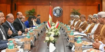 وزير الاستثمار يبحث مع رئيس «المناطق الاقتصادية» العمانية تعزيز الشراكة التجارية والاستثمارية