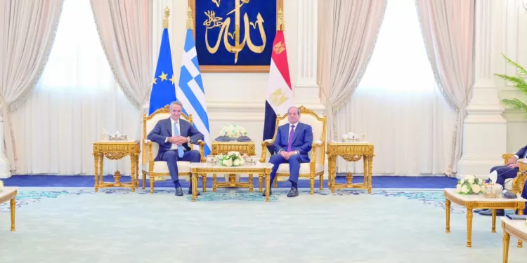 السيسى وميتسوتاكيس يبحثان تطورات التعاون  فى مشروع الربط الكهربائى