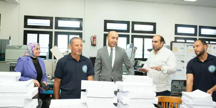 رئيس جامعة دمنهور يتفقد وحدة الطبع والنسخ ويشيد بالطفرة الإنتاجية