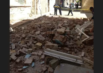 قدر ولطف.. انهيار شرفة منزل برمل الإسكندرية وإصابة 6 مواطنين.. وعقار قديم خالٍ من السكان بوسط المدينة