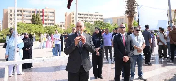 رئيس جامعة الفيوم يشهد بدء العام الدراسي الجديد 2026/2027 واستقبال الطلاب بالنشيد الوطني 1 - جريدة الجمهورية رئيس جامعة الفيوم يشهد بدء العام الدراسي الجديد 2026/2027 واستقبال الطلاب بالنشيد الوطني