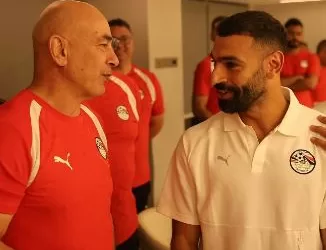 لاعبو منتخب مصر يحتفلون بحسام وإبراهيم حسن بعد تجديد التعاقد حتى 2030