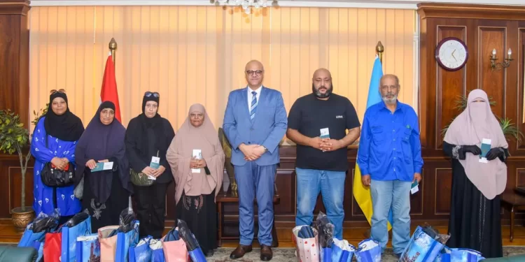وفاءً وعرفانًا.. محافظ الإسكندرية يسلم رحلات عمرة لوالدي شهيدي الواجب «سليمان عبد العزيز وزياد محمد» 1 - جريدة الجمهورية وفاءً وعرفانًا.. محافظ الإسكندرية يسلم رحلات عمرة لوالدي شهيدي الواجب «سليمان عبد العزيز وزياد محمد»