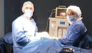فريق طبي بمستشفى دكرنس العام ينجح في إجراء جراحة دقيقة بالوجه ومحجر العين لشاب بعد حادث مروري